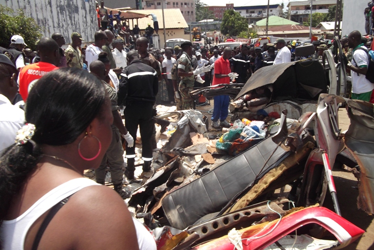 Les restes du minibus témoignent de la gravité de l'accident @gabonactu.com