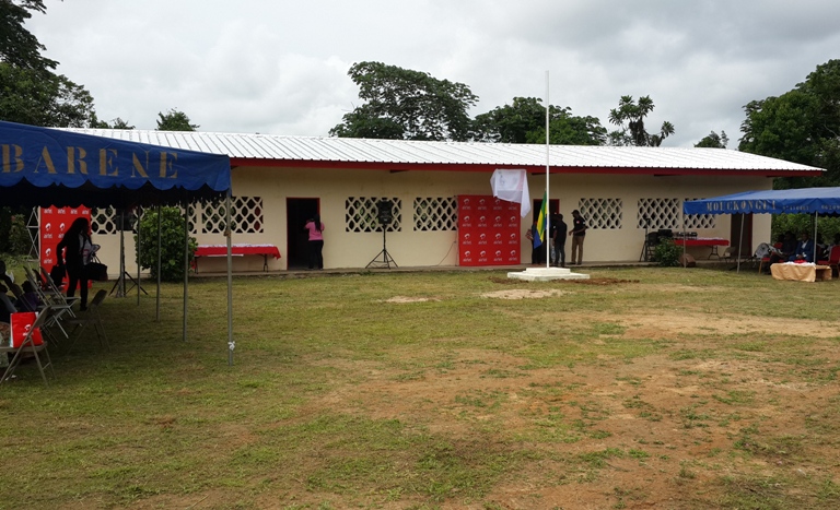 Une école ravagée par un violent orage relookée par Airtel