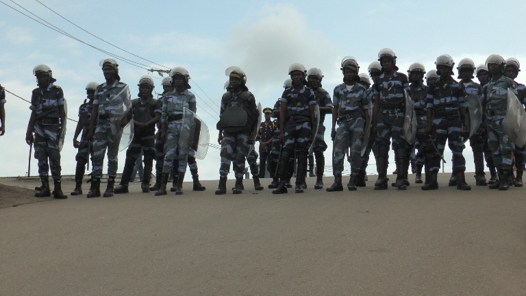 Des policiers prêts à intervenir @gabonactu.com