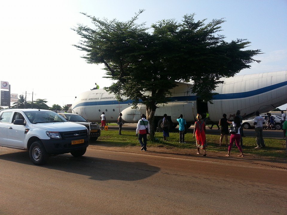 Voitures et avion sur la voie expresse @ Linel Kwatsi