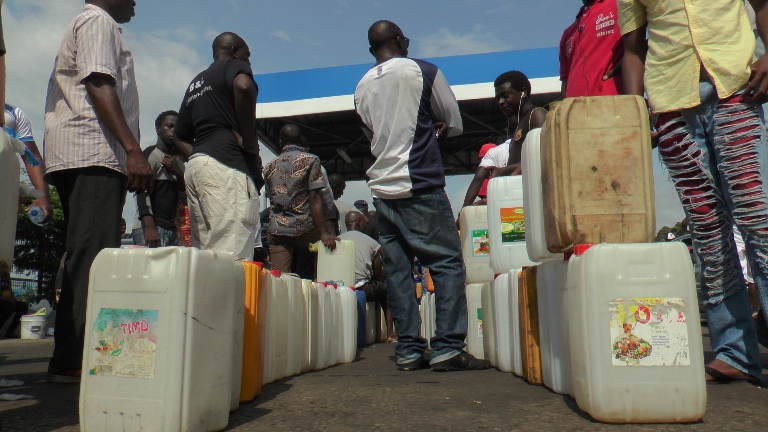 Interdit d’acheter le carburant dans des bidons