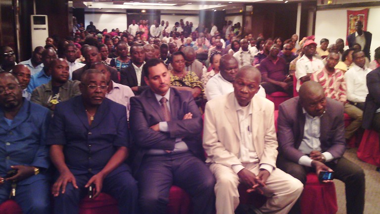 Une vue du public présent à la conférence de presse aux allures d'un meeting @ gabonactu.com