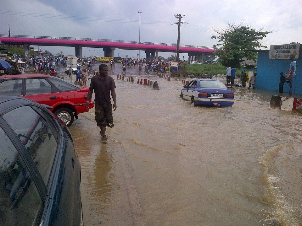 Inondations à Libreville après une pluie diluvienne, un mort