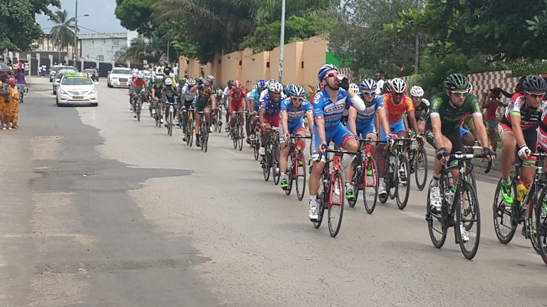Le peloton sous la chaleur de Libreville @ gabonactu.com