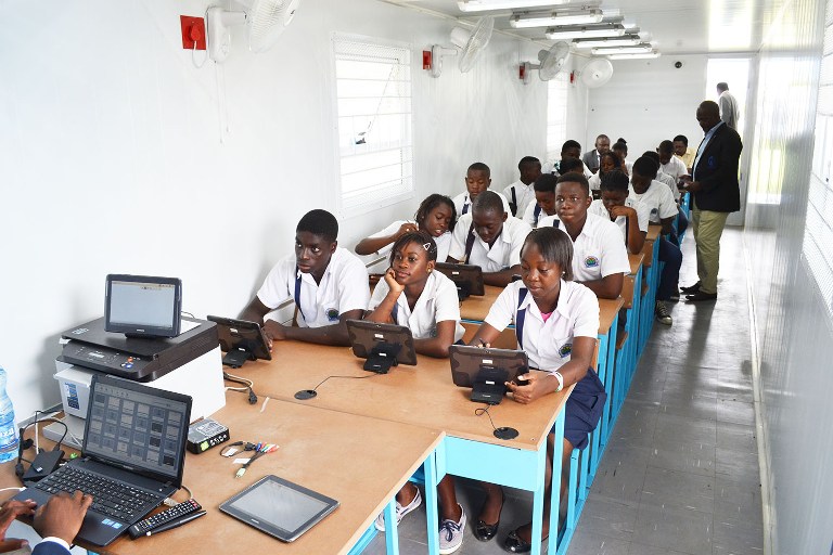 Des élèves d'un lycée expérimentant l'école numérique de Samsung @ DR