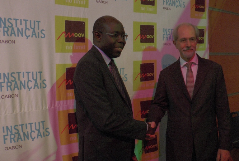 Le DG de Moov Gabon et l'Ambassadeur de France célébrant ce partenariat gagnant - ganant @ gabonactu.com