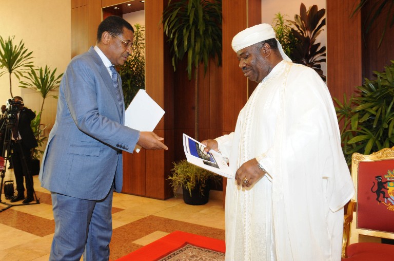 Le 1er ministre Daniel Ona Ondo remettant au chef de l'Etat le rapport contesté d'Angondjè.