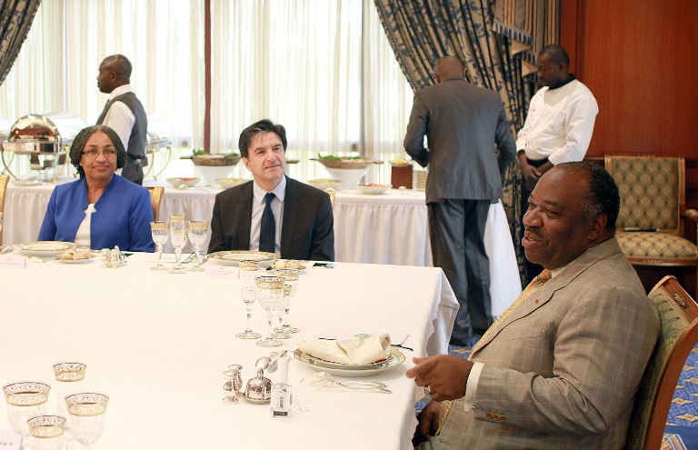 Ali Bongo passe à table avec deux diplomates américains