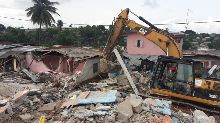 Une vue des travaux de démolition des cases au PK 6 @ gabonactu.com