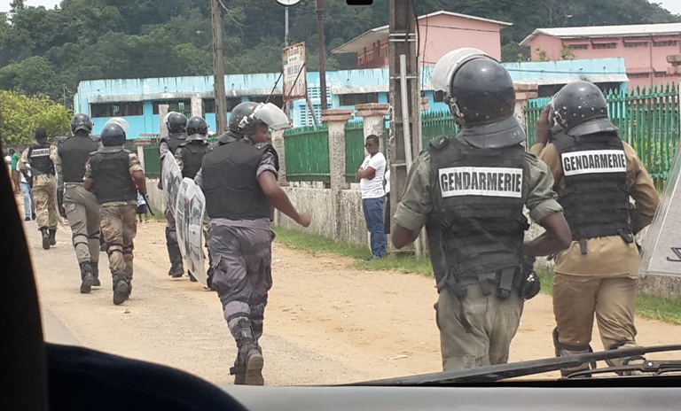 Vue partielle des gendarmes pourchassant des fauteurs de troubles @ gabonactu.com