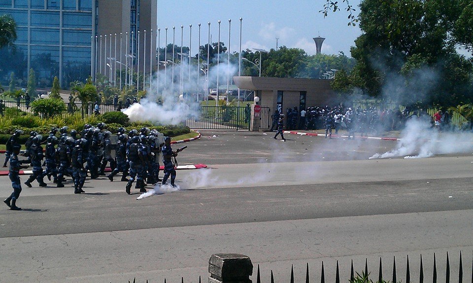 la police a fait usage des gaz lacrymogènes pour disperser les manifestants