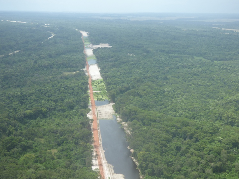 La route et l'eau font route ensemble @ gabonactu.com