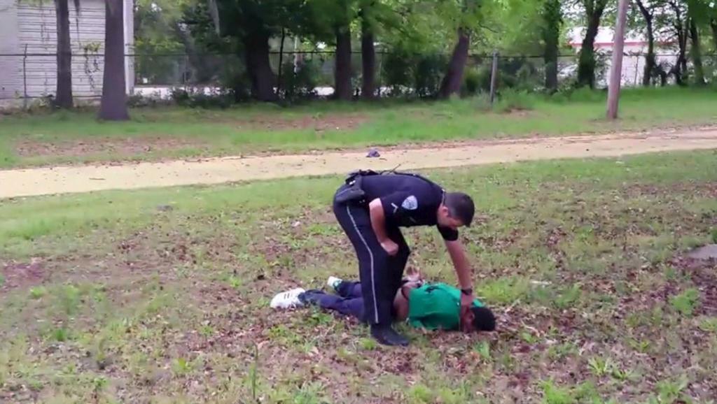 Un policier blanc abat un noir de huit balles dans le dos aux Etats-unis
