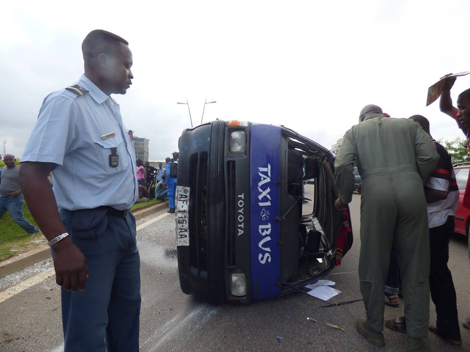 Un mini bus se renverse sur la voie express, plusieurs blessés