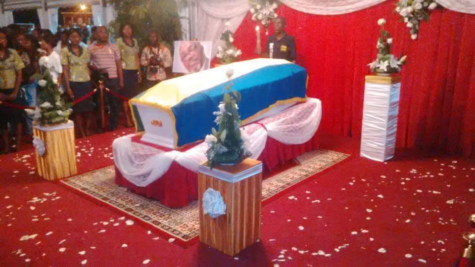 La tradition retarde l’inhumation d’AMO