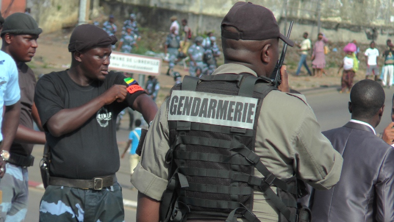 un officier ordonnant le démantèlement du dispositif répressif @ gabonactu.com