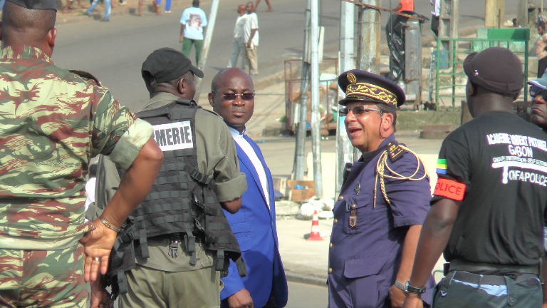 au centre le préfet de police de Libreville et ses hommes @ gabonactu.com