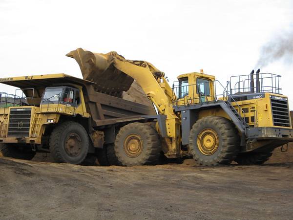 Les engins qui exploitent les minerais à ciel ouvert de Moanda @ Gabonactu.com