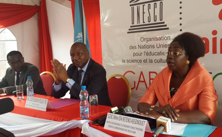 La ministre Ida Reteno Assonouet à côté du représentant de l'UNESCO et du DG d'Airtel @ gabonactu.com