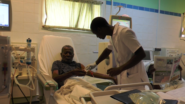 Un malade en pleine séance de dialyse au CHU de Libreville @ Gabonactu.com