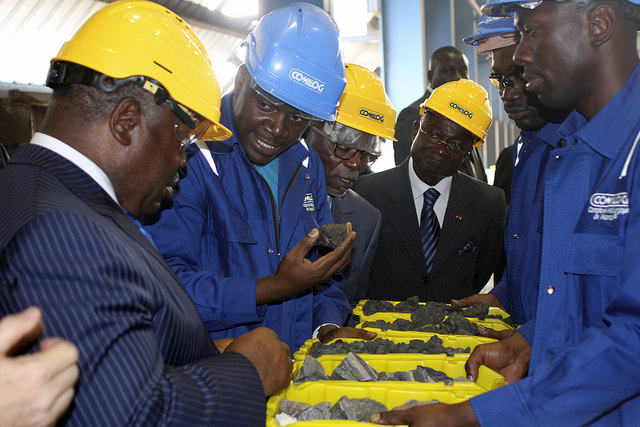 Des échantillons des produits finis sortis des usines inaugurées ce vendredi présentés à Ali Bongo, Guy Nzouba Ndama (Pdt Assemblée nat) et Paul Biyoghe Mba (CES) @ DCP