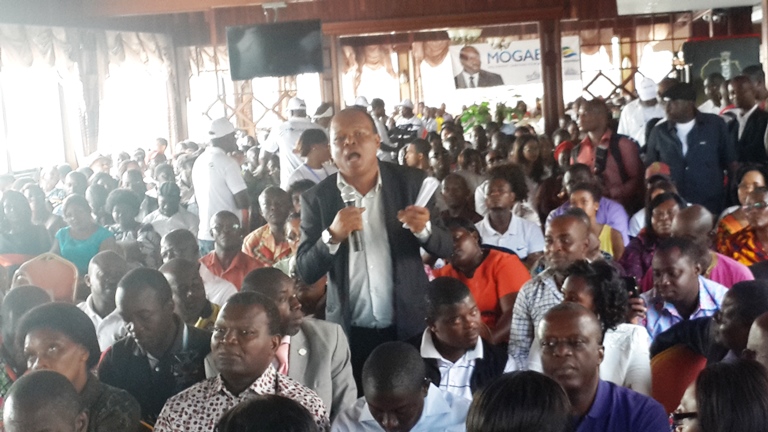 Un habitant quartier Mindoubé II posant la question le 27 juin à Libreville@ Gabonactu.com