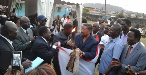 Ping recevant les atours du pouvoir @ gabonactu.com