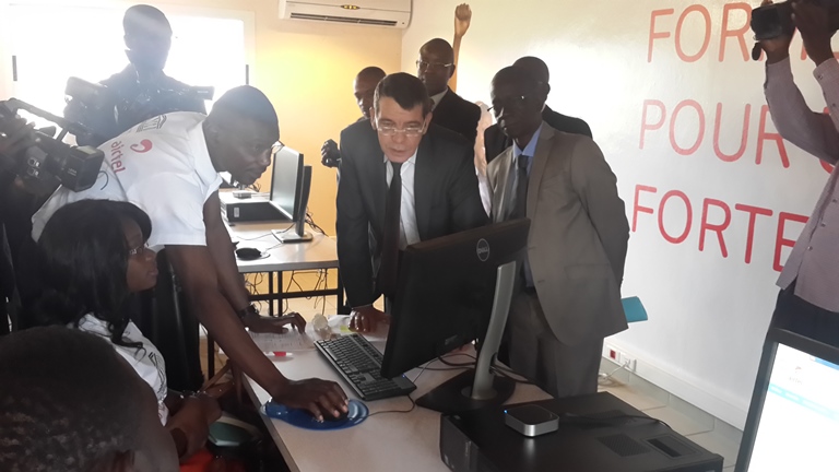 M. De Faria s’imprégnant des explications d'un formateur le 8 juin 2015 au centre de formation IAI @ Gabonactu.com
