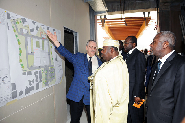 Ali Bongo Ondimba devant un plan du futur CHU @ DCP