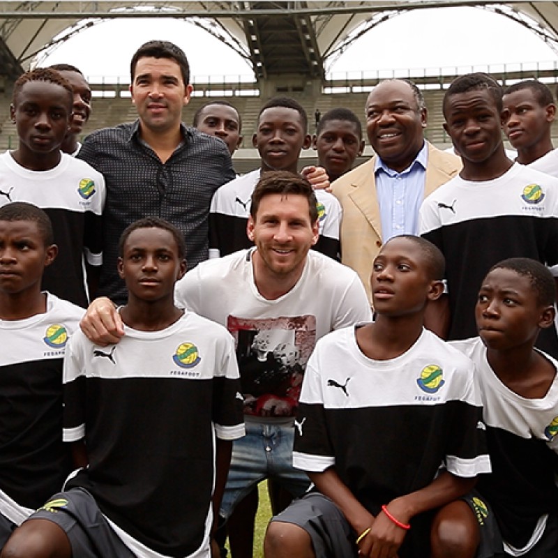 Lionel Messi à Libreville au milieu des élèves d'une école de foot