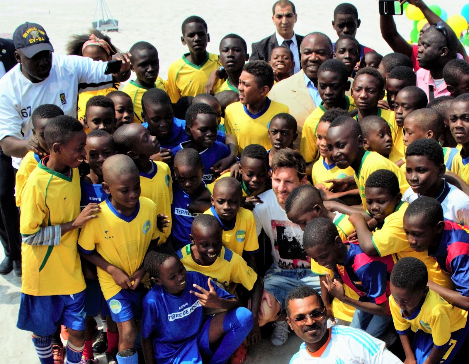 Lionel Messi en compagnie des élèves d'une école de football à Port-gentil @ stop-kongossa.com