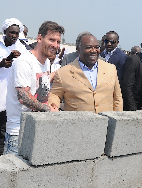 Pose de la 1ère pierre du futur stade de Port-Gentil