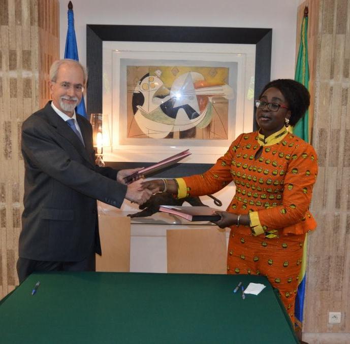 Paris et Libreville signent un accord en faveur des écoles conventionnées