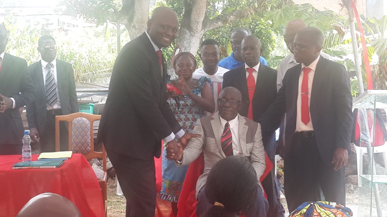 Bruno Ben Moubamba remobilise ses troupes dans les quartiers sous intégrés de Libreville