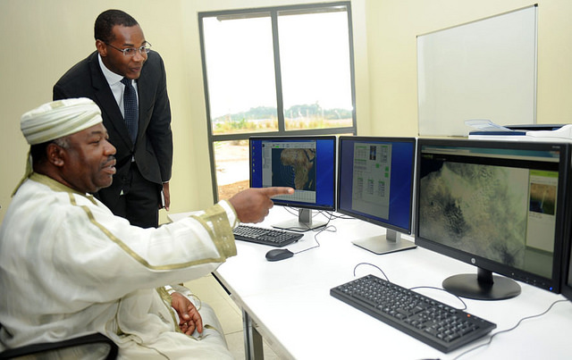 Ali Bongo admirant les images captées par le satellite @ DCP