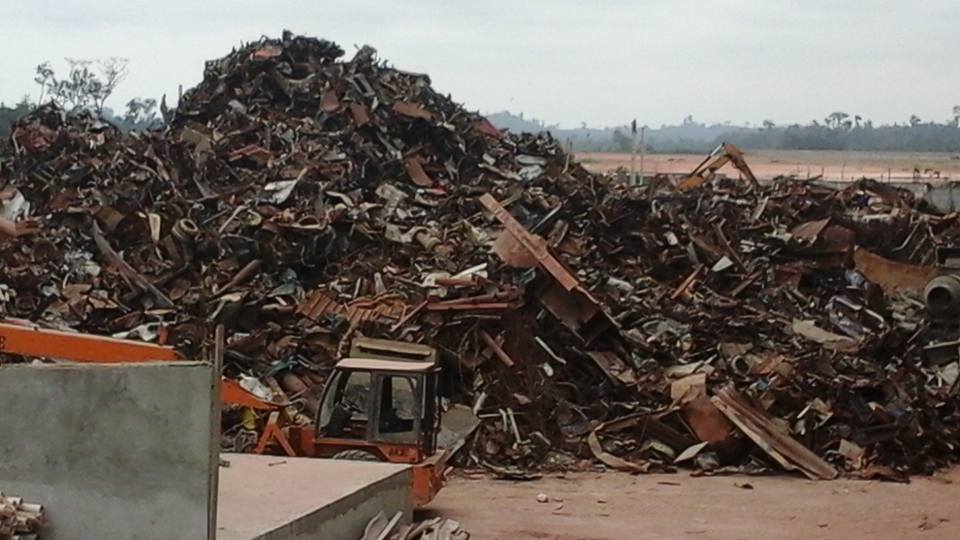 C'est cette ferraille de récupération qui servira de matière première pour fabriquer le fer à béton @ Gabonactu.com
