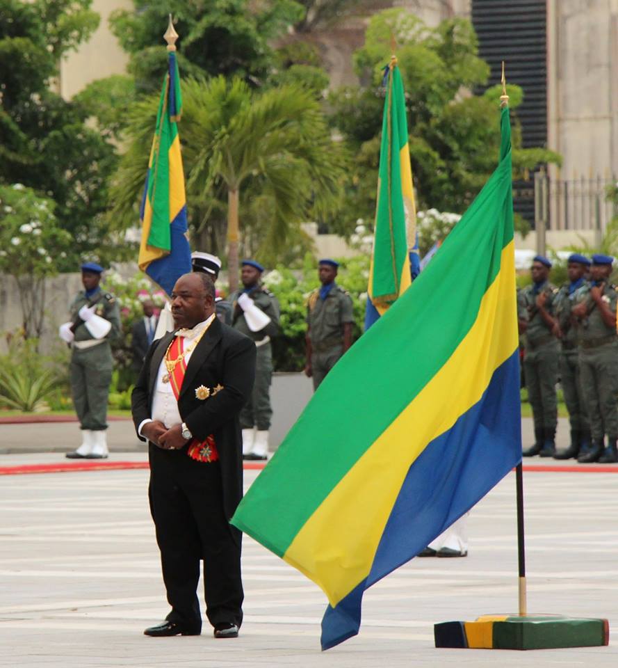 6ème anniversaire de la Journée nationale du drapeau, toujours en mode redingote