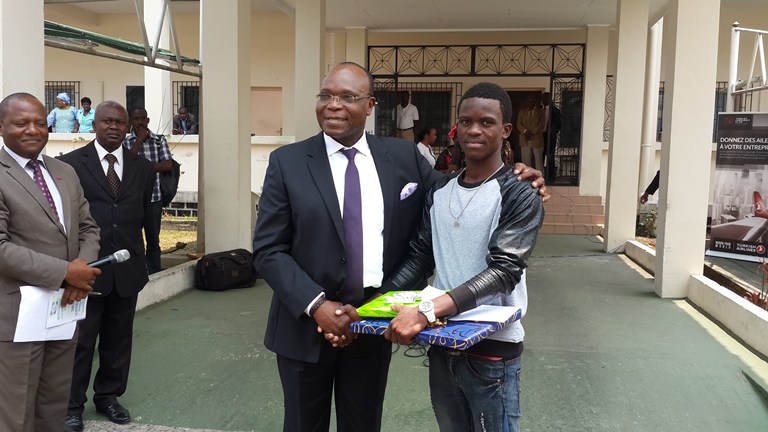 Mbadinga Roney Prudent, un des 30 lauréats du BEPC 2015 visiblement heureux de recevoir son prix @ Gabonactu.com