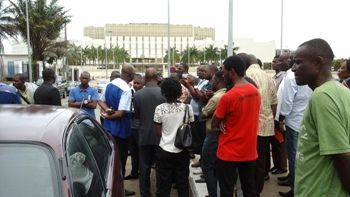 Les curieux devant les locaux de la DGR @ Gabonactu.com