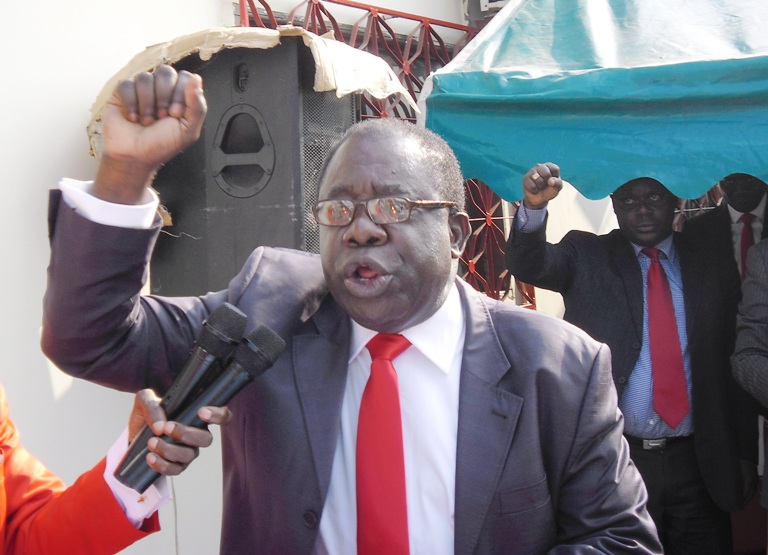 Mathieu Mboumba Nziengui remplace Moukagni Iwangou au gouvernement