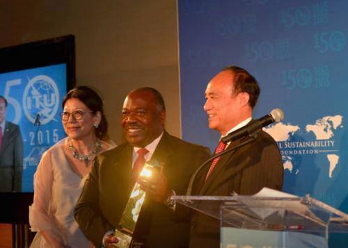Ali Bongo Ondimba reçoit le prix TIC pour le développement durable