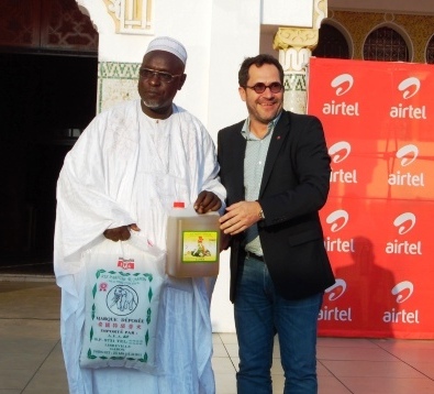 Remise symbolique du don par le DG d'Airtel à un des imams des différentes mosquées de Libreville @ photo Infos Gabon