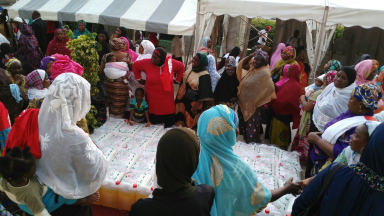 Airtel offre des vivres frais aux femmes musulmanes du Gabon pour célébrer la Tabaski
