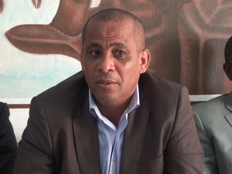 M. Bourdette expliquant le contenu de la Charte aux entrepreuseneurs de l'Ogooué Ivindo à Makokou @ Gabonactu.com