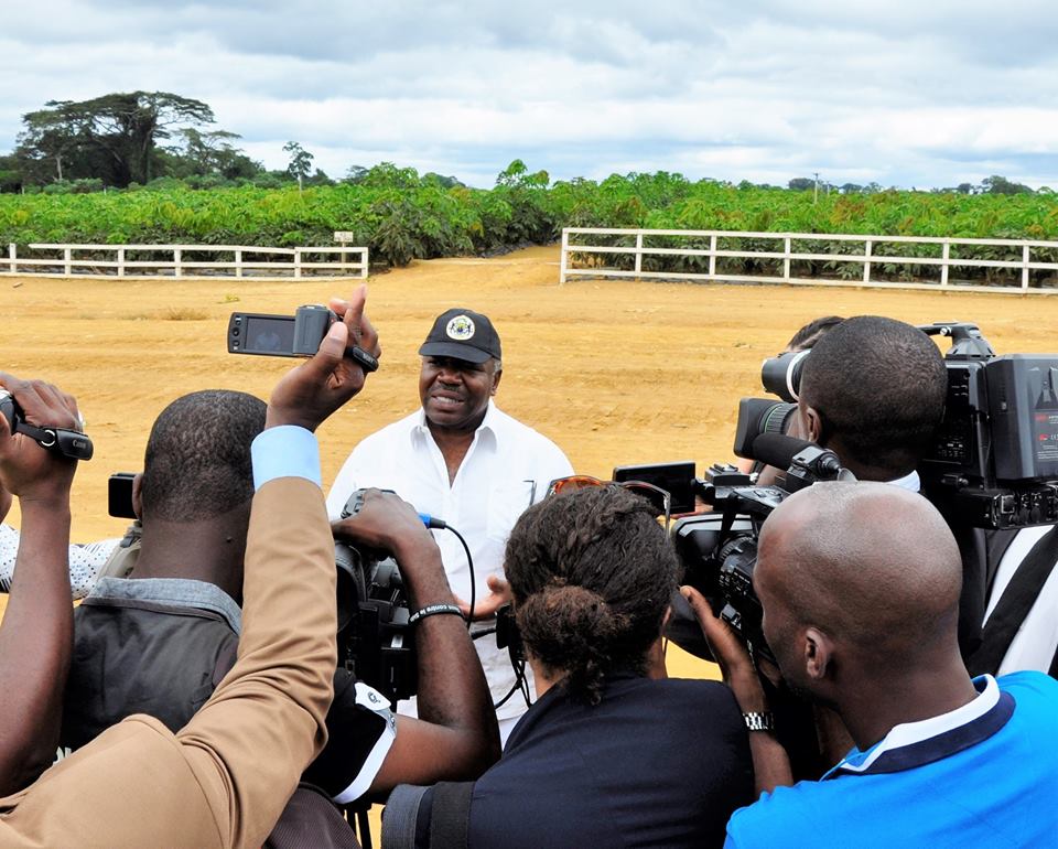 Ali Bongo Ondimba durant une interview après la visite de la plantation @ Facebook Ali Bongo