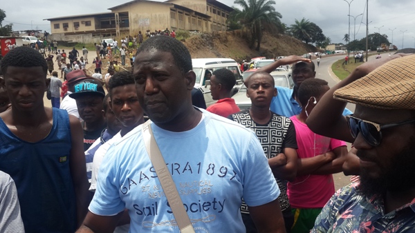 Le président de l'ONG soutenu par les populations dépassées par la fréquence des accidents mortels à cet endroit @ Gabonactu.com