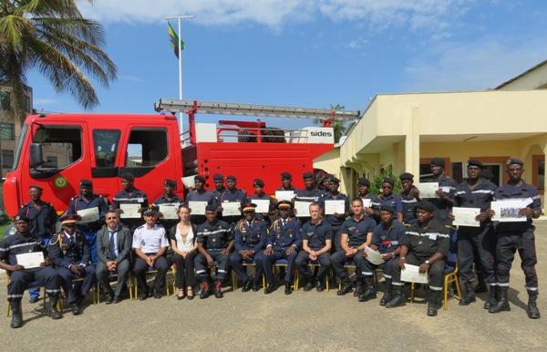 Des sapeurs-pompiers français forment de moniteurs gabonais de secourisme