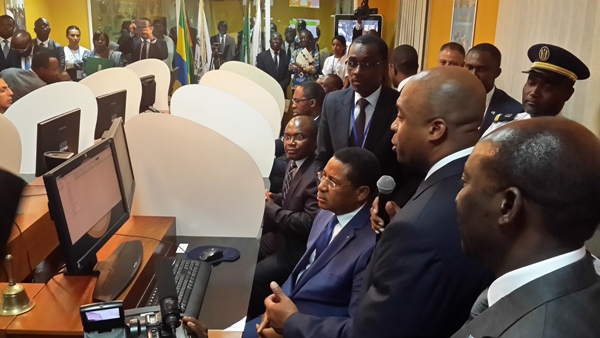 Le Premier ministre lançant la cotation dans la salle de la bourse @ Gabonactu.com