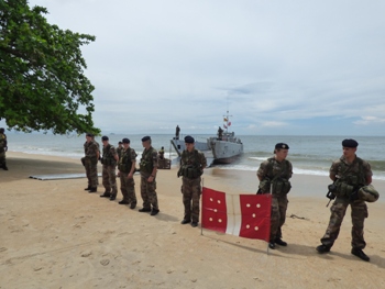 Les soldats français ont fait la haie d'honneur