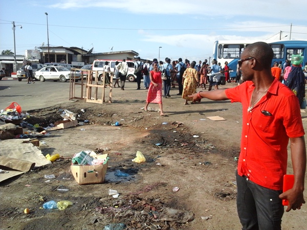 Ce jeune montre du doigt, l'endroit où vendait son camarade aujourd'hui disparu @ Gabonactu.com